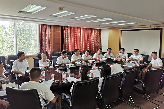 為提高公司凝聚力，安陽鼎諾貨架工廠特別為員工定制了團建紀念禮物