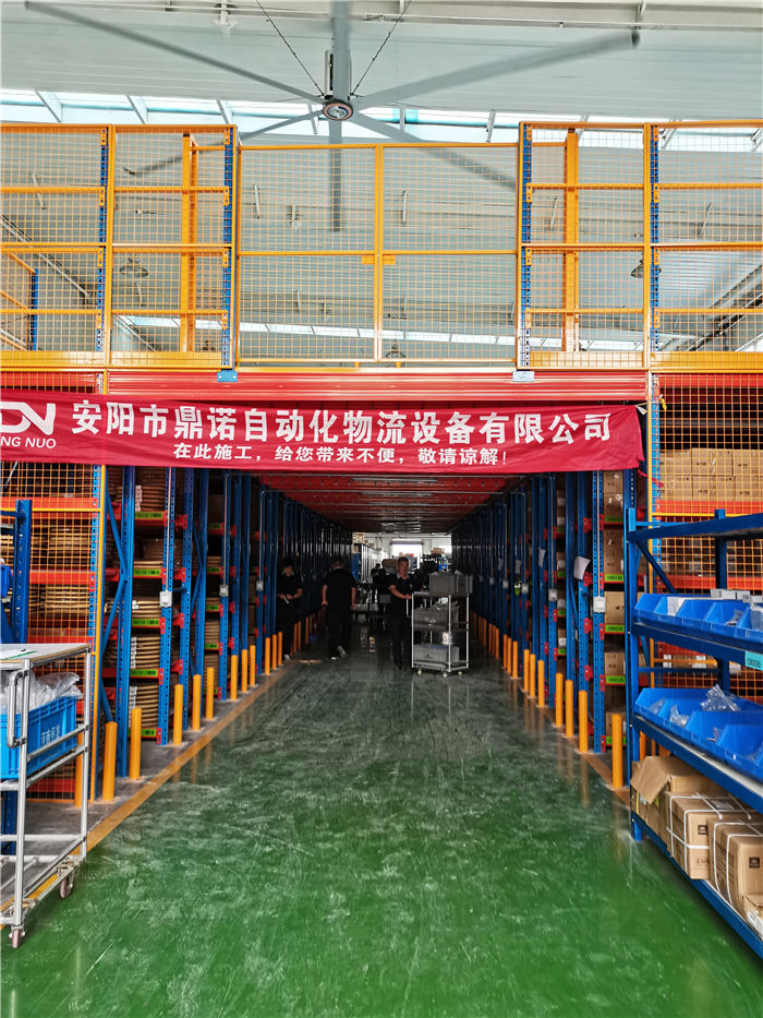 閣樓貨架平臺(tái)安裝中